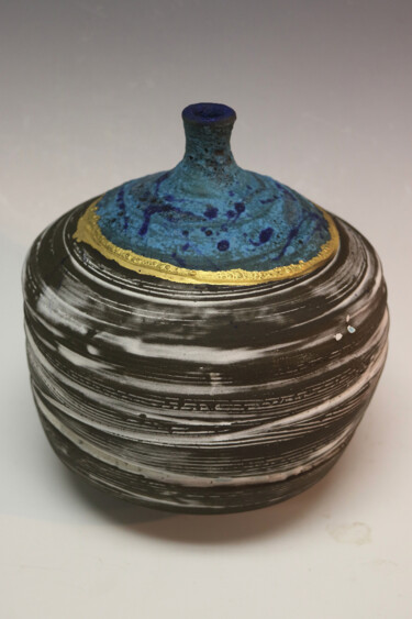 Scultura intitolato "Gold Ringed Bottle" da Martie Geiger-Ho, Opera d'arte originale, Ceramica