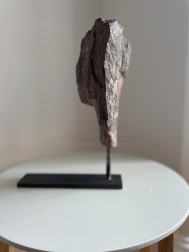 Скульптура под названием "Head 1" - Martin James, Подлинное произведение искусства, Камень