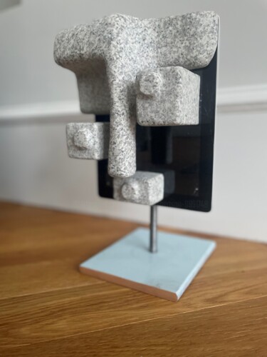Скульптура под названием "Head 7" - Martin James, Подлинное произведение искусства, Камень