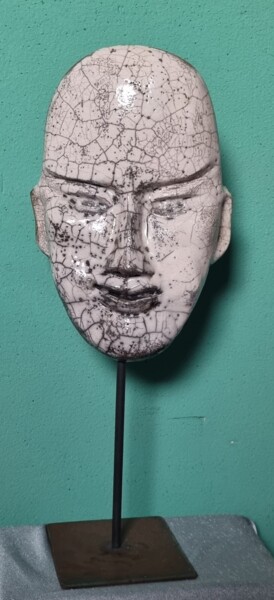 Scultura intitolato "masque n° 2 sur soc…" da Martis, Opera d'arte originale, Terracotta