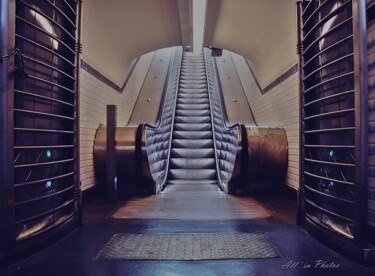 Photographie intitulée "Escalators..." par Marvie Marilhyne, Œuvre d'art originale, Photographie numérique