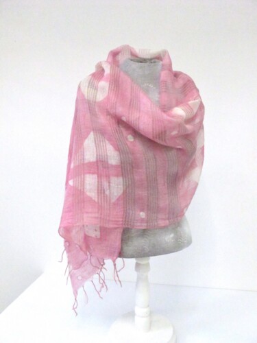 Art textile intitulée "Silk dyed with Coch…" par Mary Downe, Œuvre d'art originale, Tissu