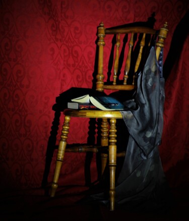Photographie intitulée "Deserted Chair" par Mary Joan Attard, Œuvre d'art originale