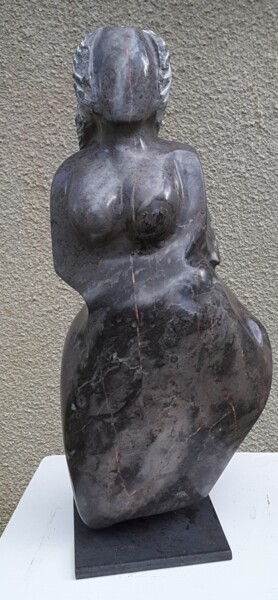 Skulptur mit dem Titel "Lisa" von Maryvonne Lorgeré, Original-Kunstwerk, Stein