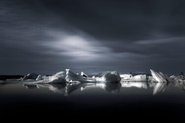 Photographie intitulée "Floating in the sil…" par Massimo Lupidi, Œuvre d'art originale, Photographie numérique