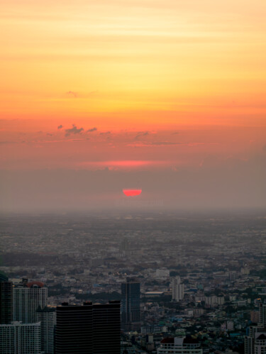Photographie intitulée "Sunset over the city" par Mateusz Koss, Œuvre d'art originale, Photographie numérique