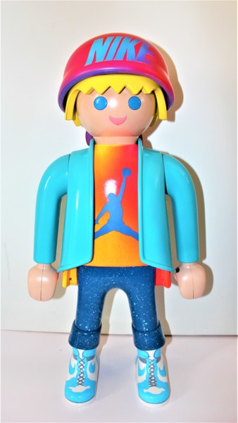 Sculptuur getiteld "PLAYMOBIL JORDAN 80…" door Mathieu Menu, Origineel Kunstwerk, Graffiti