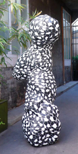 Скульптура под названием "Elle (sculpture noi…" - Mathilde Guégan, Подлинное произведение искусства, Папье-маше