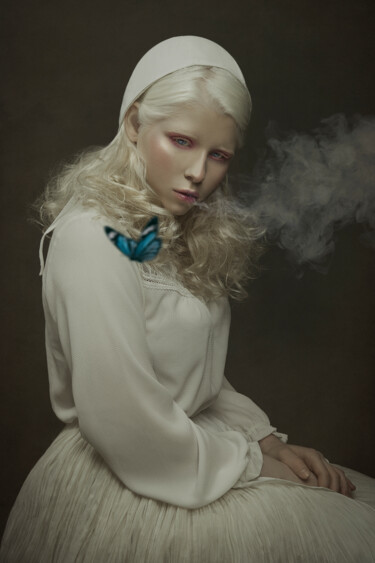Фотография под названием "Smoke and butterfly" - Mathilde Oscar, Подлинное произведение искусства, Цифровая фотография