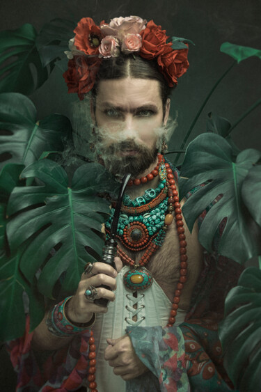 Photographie intitulée "Smoking Kahlo" par Mathilde Oscar, Œuvre d'art originale, Photographie numérique