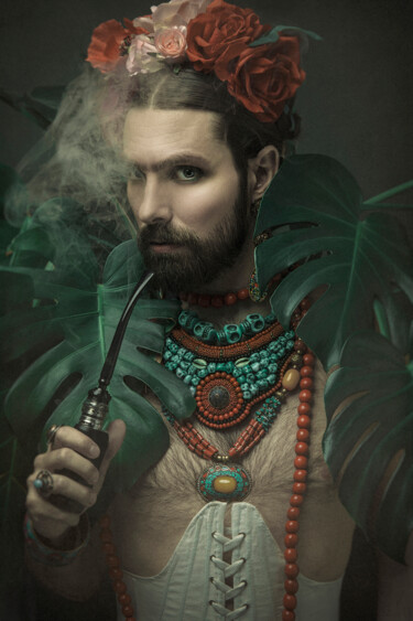 Фотография под названием "Smoking Kahlo II" - Mathilde Oscar, Подлинное произведение искусства, Цифровая фотография