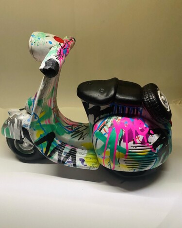 Scultura intitolato "Italian Vespa Vandal" da Reyes, Opera d'arte originale, Pietra