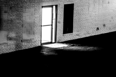 Photographie intitulée "Back Alley Door" par Matt Kohnen, Œuvre d'art originale, Photographie numérique
