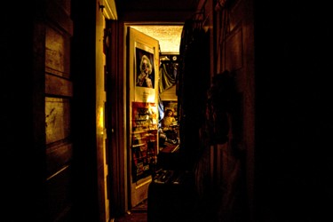 Φωτογραφία με τίτλο "A Dark Hallway" από Matt Kohnen, Αυθεντικά έργα τέχνης, Ψηφιακή φωτογραφία