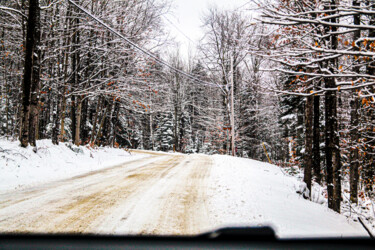 Fotografie mit dem Titel "Snowy Road Through…" von Matt Kohnen, Original-Kunstwerk, Digitale Fotografie