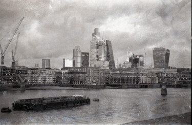 Fotografie mit dem Titel "The Skyline of Lond…" von Matthew Freedman, Original-Kunstwerk, Analog Fotografie