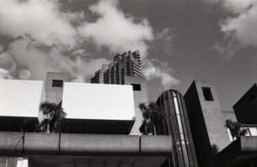 Fotografie mit dem Titel "Barbican Centre and…" von Matthew Freedman, Original-Kunstwerk, Analog Fotografie