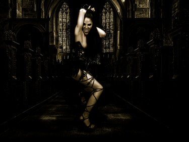 Fotografie getiteld "Vampir in der Kirche" door Matthias Christof Barisch, Origineel Kunstwerk, Gemanipuleerde fotografie