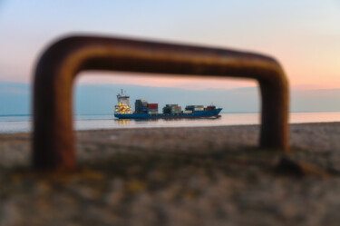 Fotografia zatytułowany „Le Porte-Container” autorstwa Matthieu Lumen, Oryginalna praca, Fotografia cyfrowa Zamontowany na A…