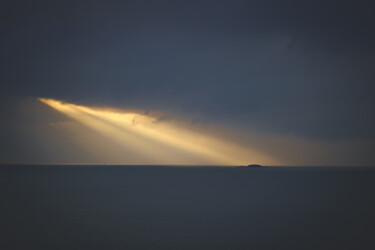 Fotografia intitulada "Phare sur la Mer" por Matthieu Lumen, Obras de arte originais, Fotografia digital