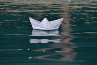 Photographie intitulée "Petit bateau en pap…" par L'Écureuil Chapardeur, Œuvre d'art originale, Autre