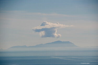 Fotografie getiteld "Ischia e la nuvola" door Maurizio Aprea, Origineel Kunstwerk, Digitale fotografie