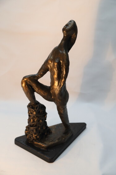 Sculpture titled "Figura con maschera" by Mauro Vaccai, Original Artwork, Clay