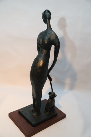 Sculpture intitulée "Figura con cane" par Mauro Vaccai, Œuvre d'art originale, Argile