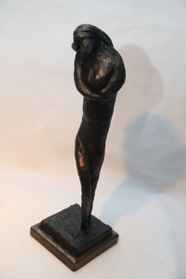 Skulptur mit dem Titel "Donna raccolta" von Mauro Vaccai, Original-Kunstwerk, Ton