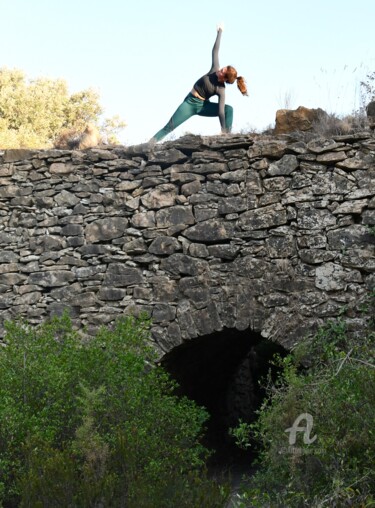 Fotografie mit dem Titel "yoga et pierre" von Martine Maury, Original-Kunstwerk, Nicht bearbeitete Fotografie