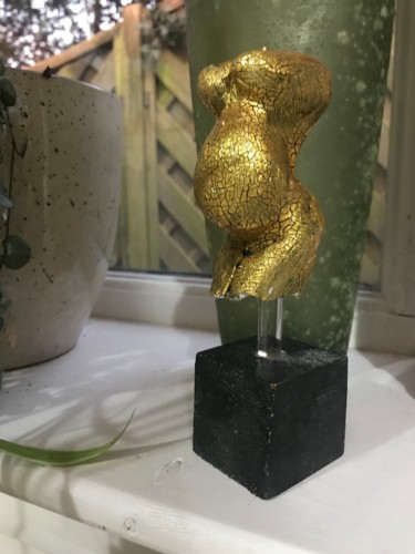 Skulptur mit dem Titel "Earth Mother In Gold" von Maxine Martin, Original-Kunstwerk, Gips