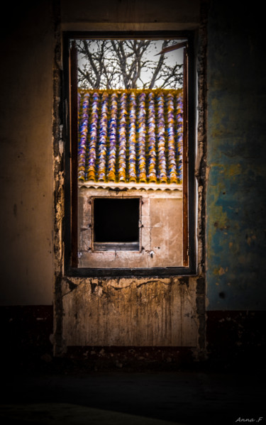 Photographie intitulée "Fenêtre sur cour" par Anna Fratoni, Œuvre d'art originale