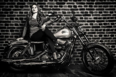 Monochrome Biker Girl Photographie intitulée "Monochrome Biker Gi…" par William Attard Mccarthy, Œuvre d'art originale, Photographie numérique