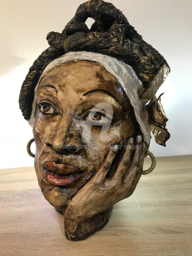 Скульптура под названием "L'attente" - Meiling Alvarez Marquez, Подлинное произведение искусства, Папье-маше