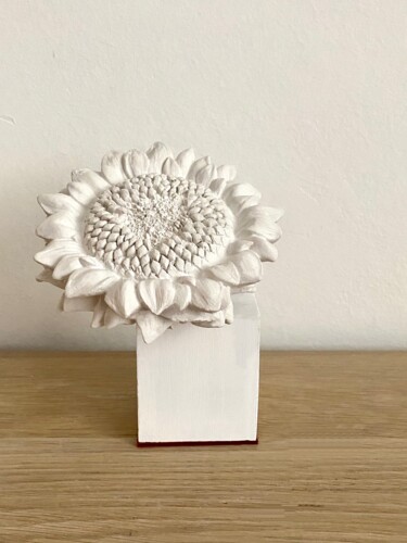 Sunflower White Sculpture intitulée "Sunflower White" par Elena Troyanskaya, Œuvre d'art originale, Plâtre