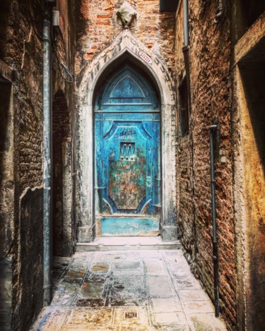 Fotografia intitolato "The blue door in Ru…" da Meline White, Opera d'arte originale, Fotografia digitale