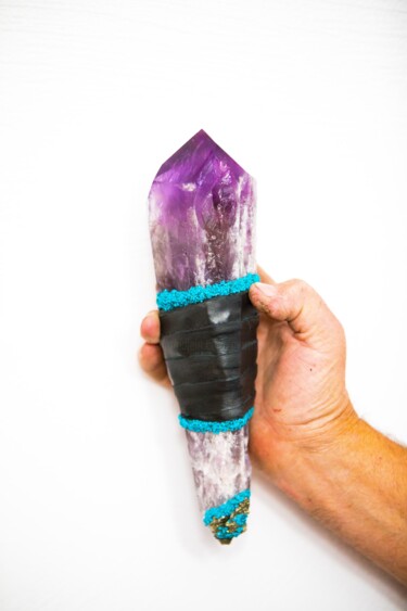 Sculpture intitulée "Amethyst point" par Merrill Orr, Œuvre d'art originale, Cuir