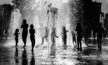 Fotografie getiteld "Signing in the rain…" door Merthan Kortan, Origineel Kunstwerk, Digitale fotografie