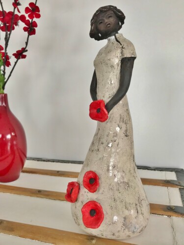 Sculpture intitulée "La femme aux coquel…" par Meryl, Œuvre d'art originale, Céramique