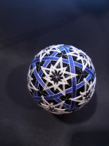 Artisanat intitulée "Temari "étoile bleu"" par Chrystel Mialet, Œuvre d'art originale