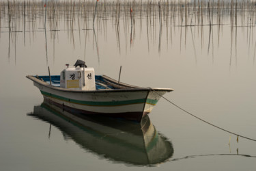 Photographie intitulée "Lonely Boat" par Michael Photography, Œuvre d'art originale