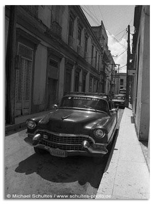 Фотография под названием "Cadillac in Havanna" - Michael Schultes, Подлинное произведение искусства, Пленочная фотография