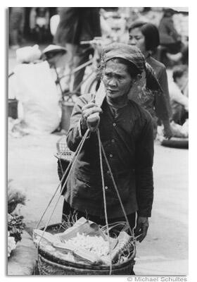 Photographie intitulée "old lady in Nha Tra…" par Michael Schultes, Œuvre d'art originale