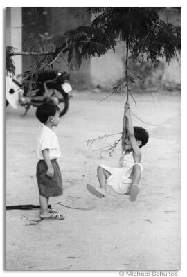 Photographie intitulée "kids in Saigon" par Michael Schultes, Œuvre d'art originale