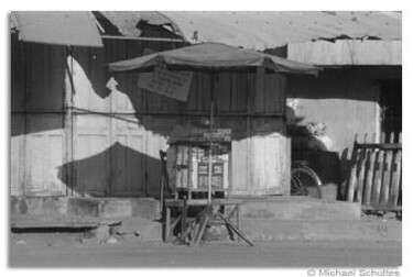 Fotografie mit dem Titel "tobaccoshop in Nha…" von Michael Schultes, Original-Kunstwerk