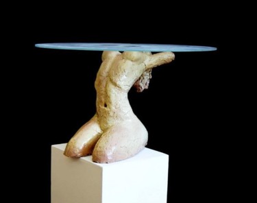 Sculpture titled "Kobieta stolik" by Michał Łapiński, Original Artwork, Ceramics