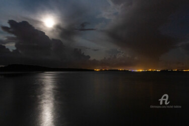 Fotografia intitolato "pleine lune" da Michel Babkine, Opera d'arte originale, Fotografia digitale