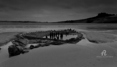 Photographie intitulée "Epave ensablée" par Michel Babkine, Œuvre d'art originale, Photographie numérique