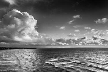 Photographie intitulée "Cumulus sur la baie…" par Michel Babkine, Œuvre d'art originale, Photographie numérique