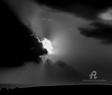 Photography titled "apparition lumineuse" by Michel Babkine, Original Artwork, Digital Photography